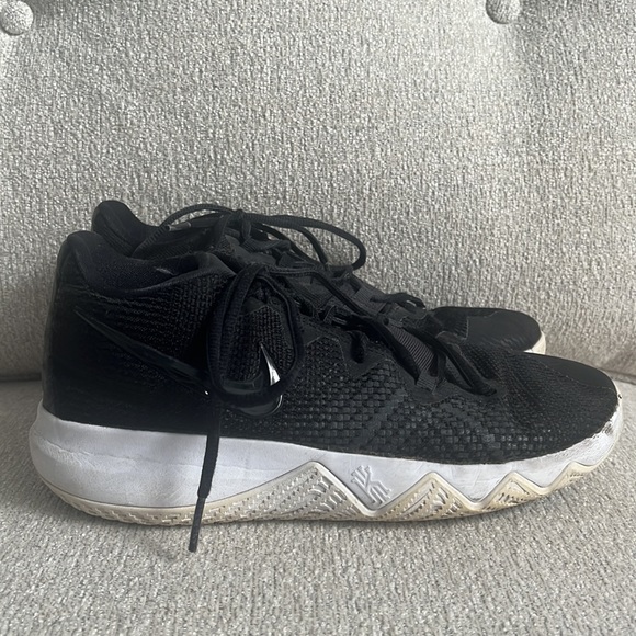 Nike Kyrie Low Men’s Shoes. Size 6. Good condition. - Picture 3 of 8